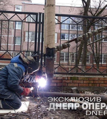 У Дніпрі у провулку Крушельницької замінюють аварійні труби теплопостачання: відео