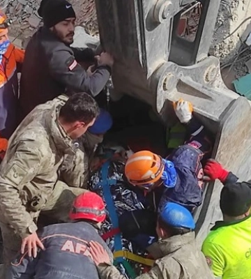 Під завалами у Туреччині продовжують знаходити живих людей