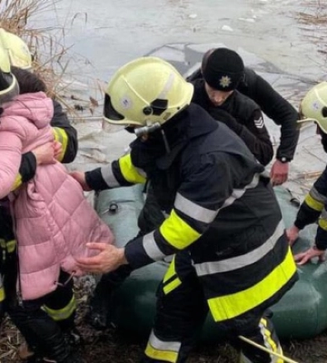 На Львівщині врятували дівчинку, яка провалилася під кригу