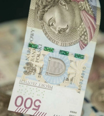 Українці в Польщі можуть отримати від Червоного Хреста ваучери на 500 злотих