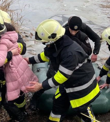 На Львівщині врятували дівчинку, яка провалилася під кригу