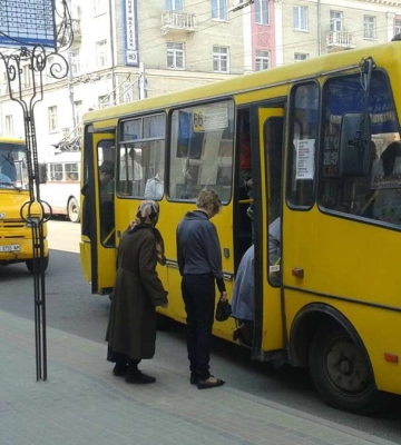 У Рівному маршрутник відмовив у пільговому проїзді матері загиблого військового, яка їхала на могилу сина