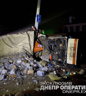 У Дніпрі фура перекинулася і влетіла в стовп