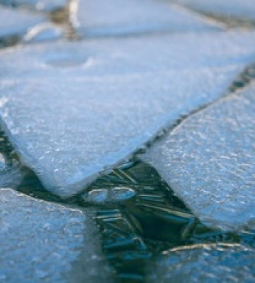 У Києві чоловік провалився під лід та провів у воді понад 20 хвилин: відео порятунку
