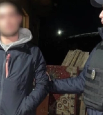Ужгородські патрульні затримали чоловіка, який намагався проникнути до чужого помешкання