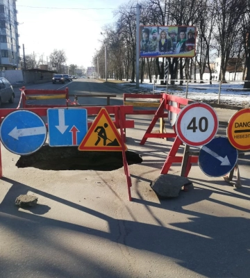 До уваги водіїв: у Полтаві на Сінній утворився провал на дорозі