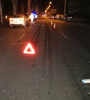 Переходив дорогу у невстановленому місці: в Одесі автівка насмерть збила чоловіка, - ФОТО
