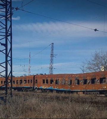 На рейках — згорілі вагони: Як сьогодні виглядає залізничний вокзал у Маріуполі