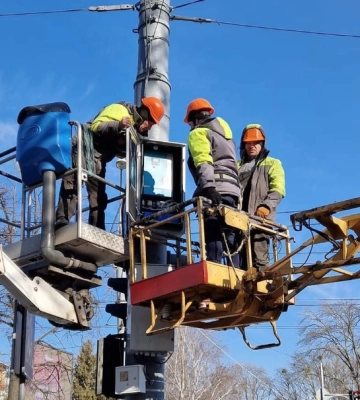 У Рівному на перехресті встановили блок резервного живлення світлофорів