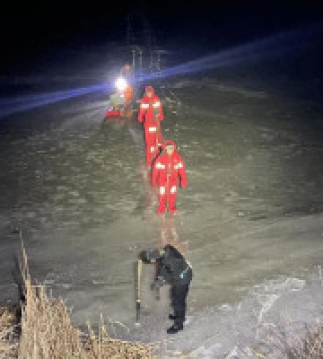 На Київському водосховищі рятувальники зняли з криги трьох рибалок (фото, відео)