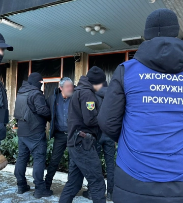 Ужгородські патрульні затримали чоловіка, який намагався проникнути до чужого помешкання