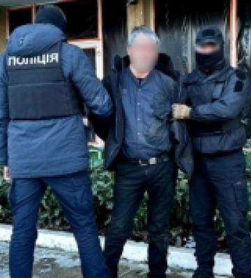 Ужгородські патрульні затримали чоловіка, який намагався проникнути до чужого помешкання
