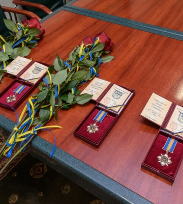 Міський голова Луцька вручив рідним загиблих захисників їхні посмертні нагороди