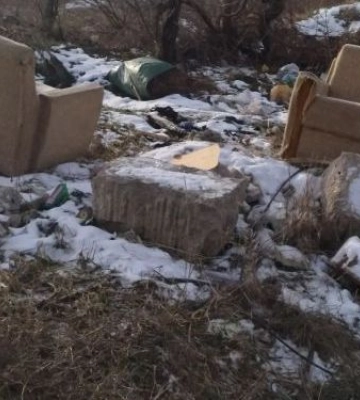 У спальному мікрорайоні Запоріжжя біля церкви влаштували величезне звалище сміття - фото