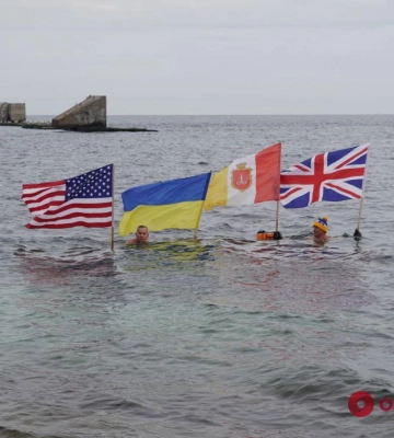 Мы можем просить море о Победе: одесситы устроили заплыв ко Дню единения Украины