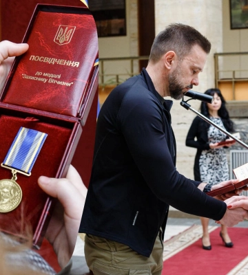 Голова Закарпатської ОДА вручив державні нагороди нашим військовим, їхнім близьким та родинам загиблих захисників