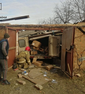 На Одещині в автівці розгерметизувався газовий балон: пошкоджені вікна будинку поруч та гараж, - ФОТО