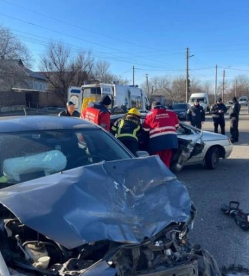 Олександрійські рятувальники деблокували з автівки травмованого у ДТП водія 