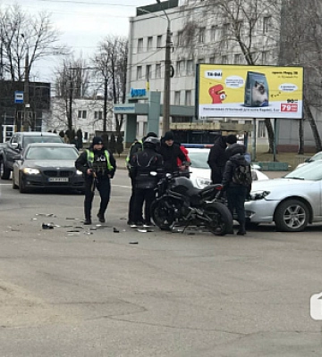 У Кривому Розі зіштовхнулись автівка та мотоцикл