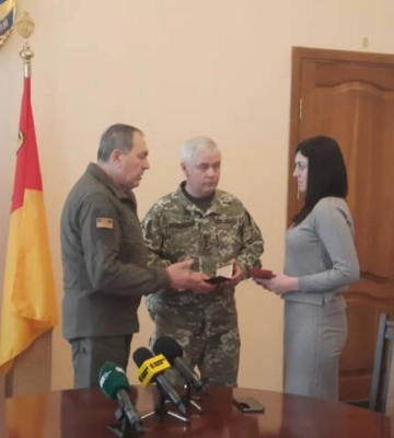У Кропивницькому орден загиблого підполковника вручили його дружині