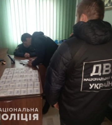 Миколаївські правоохоронці затримали чоловіка за підкуп посадовця поліції