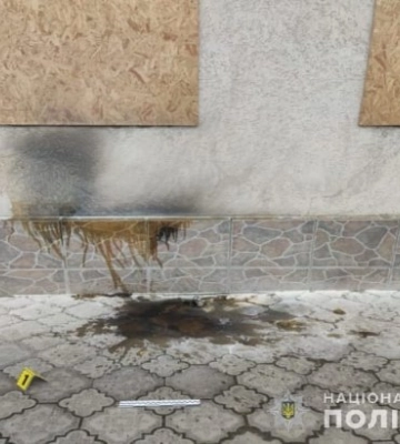 У Миколаєві поліцейські оголосили про підозру чоловіку за умисне пошкодження адмінбудівлі суду