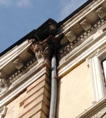 У Львові шматок ліпнини з будівлі медуніверситету впав на голову 17-річній дівчині