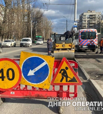 У Дніпрі на Калиновій ремонтують дорогу холодним асфальтом