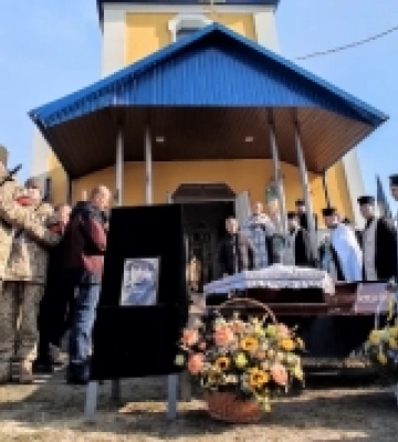 У селі Білин провели в останню дорогу захисника Богдана Савенка