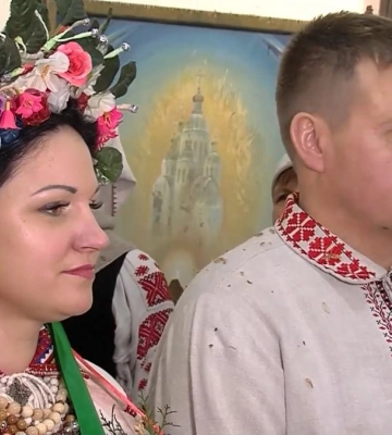 Свято з поліським колоритом: у Рівному зіграли весілля переселенці з Маріуполя (ВІДЕО)