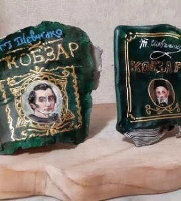 Художниця показала свої малюнки на уламках ракети, яку росіяни запустили по Запоріжжю - фото