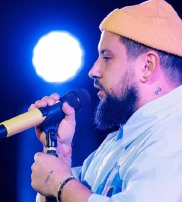 Відомий співак з Луцька Monatik заспівав у бомбосховищі для українських Героїв