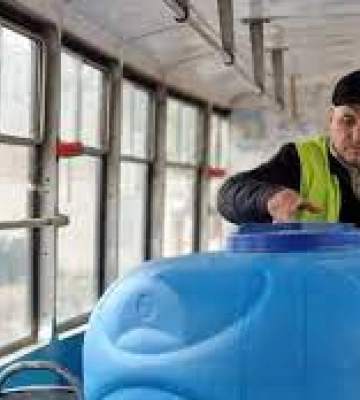У Миколаєві електротранспортом підвозять воду містянам