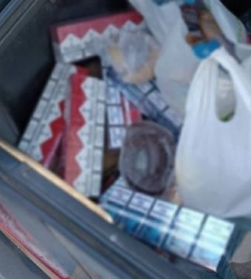 Запорізькі патрульні поліцейські постійно виявляють у водіїв незаконно виготовлений алкоголь і сигарети - фото 