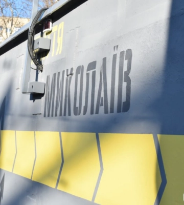 У Миколаєві показали, як функціонують сучасні зупинки-укриття