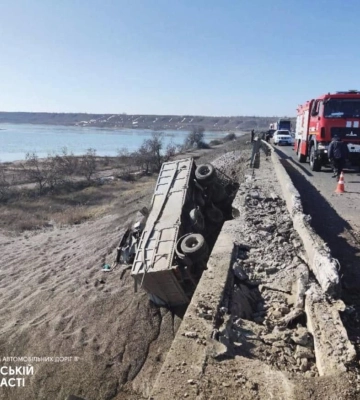 Ускладнено дорожній рух: на Одещині перекинулась вантажівка, - ФОТО