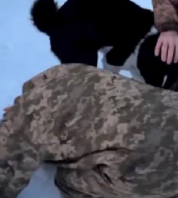 Припадали к родной земле и обнимались: первые минуты украинских военных после возвращения из плена