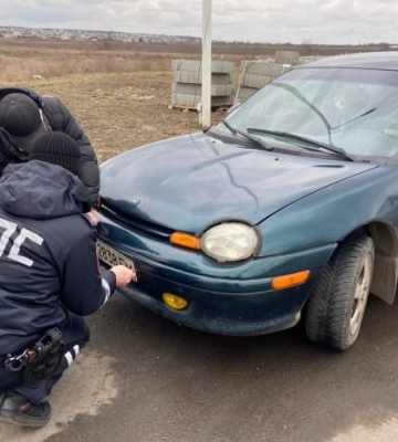 Поліцаї штрафуватимуть водіїв за українські автономери