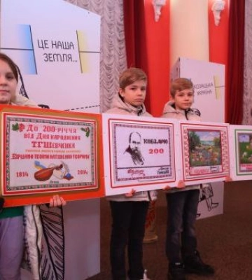 Унікальну вишиту книгу евакуювали з Оріхова до Запоріжжя