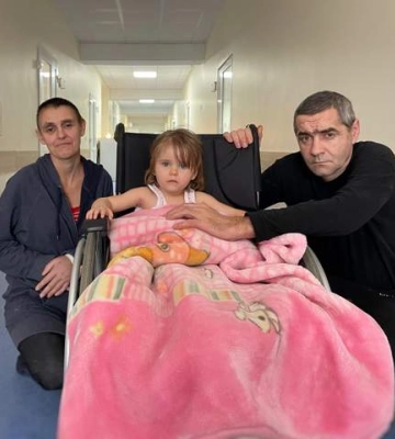 Батько мріє поставити на ноги 2-річну доньку Лізу, яка через росіян втратила можливість ходити