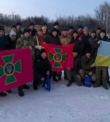 Не можна дивитися без сліз: ексклюзивне відео обміну полоненими 16 лютого