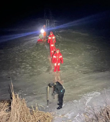 У темряві стояли на кризі: на Київському водосховищі врятували трьох рибалок (ВІДЕО)