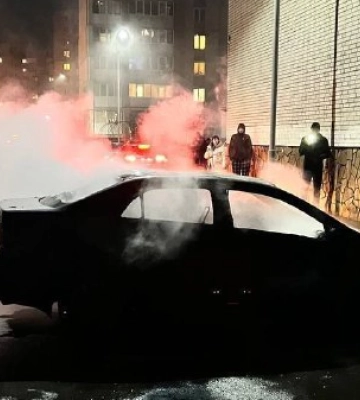 У Луцьку загорілося припарковане авто. Відео