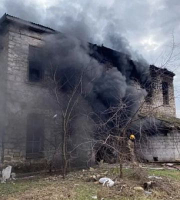 Криворізькі рятувальники ліквідували пожежу у покинутій будівлі