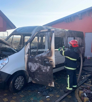 Автомобіль згорів, водій отримав опіки голови: пожежа на Львівщині