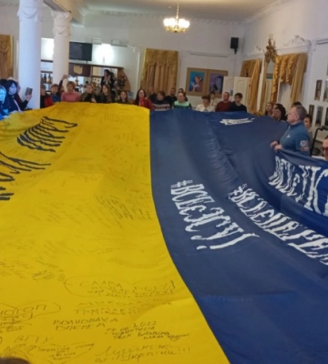 У Миколаєві підписали легендарний стяг, який розгорнуть у звільненому Криму