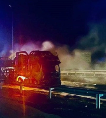 На трасі Київ - Чоп згорів автовіз із сімома новими легковиками