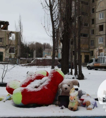 В Днепре во взорванном вражеской ракетой доме в одном из уцелевших подъездов заменят лифт