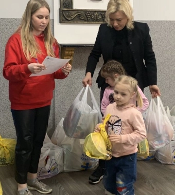Діти-сироти та переселенці з Миколаївщини і Харківщини отримали подарунки від благодійників