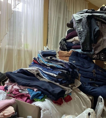 Теплі речі для дітей: як у Дніпрі допомагають родинам-переселенцям